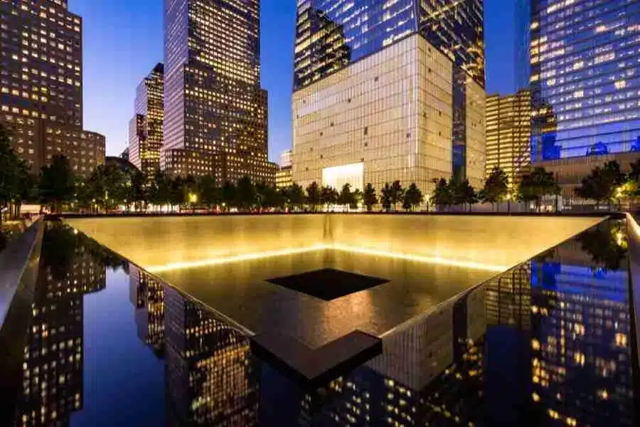 Es muy emocionante visitar el área conmemorativa del 11 de septiembre por la noche.