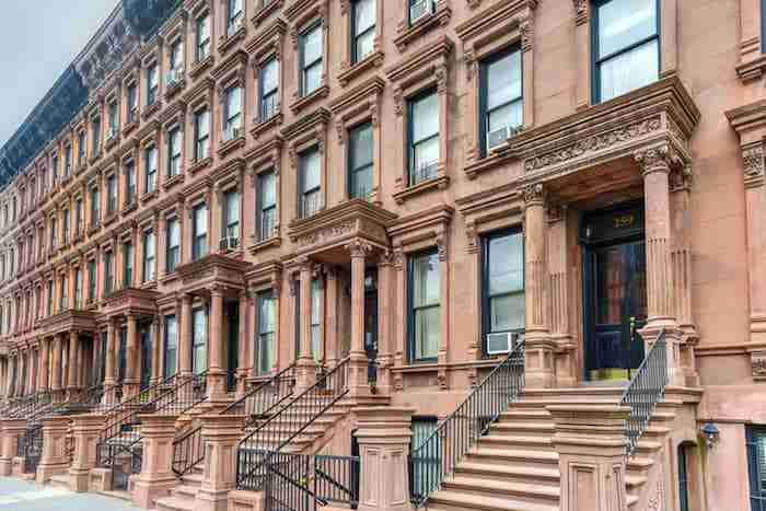 Las típicas casas de piedra rojiza de Nueva York. En la foto los edificios de Harlem.