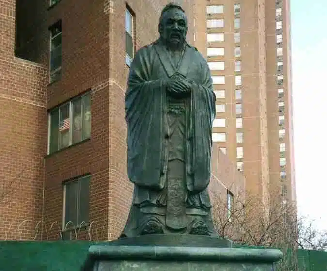 Estatua de Confucio en Confucio Plaza chinatown nueva york