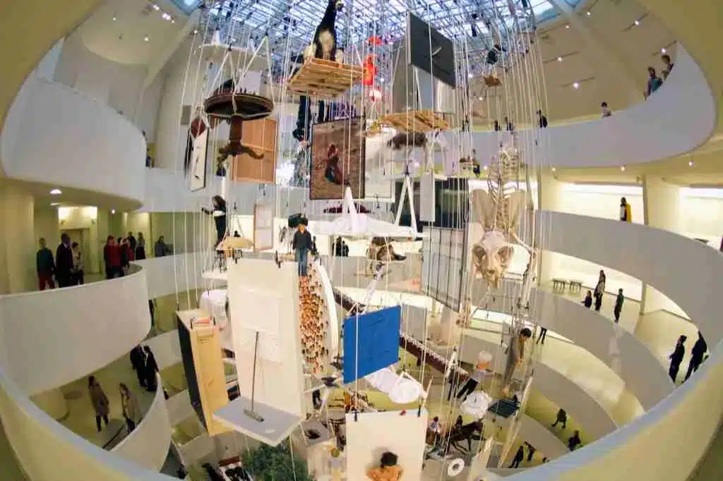 Exposición de obras de Maurizio Cattelan en el Guggenheim de Nueva York