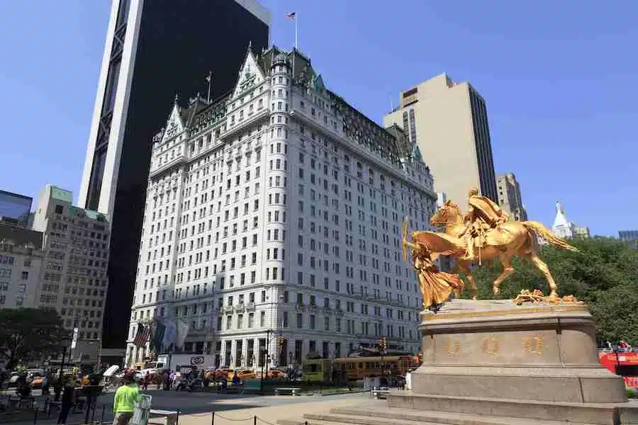 El famoso Hotel Plaza en 5th Avenue cerca de Central Park