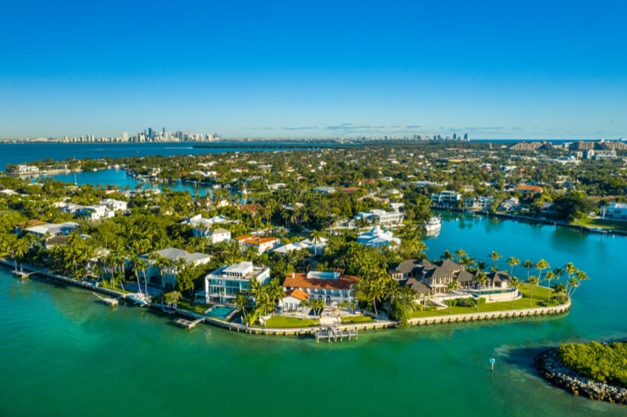 Vista aérea de Key Biscayne y de sus hermosas mansiones, Miami