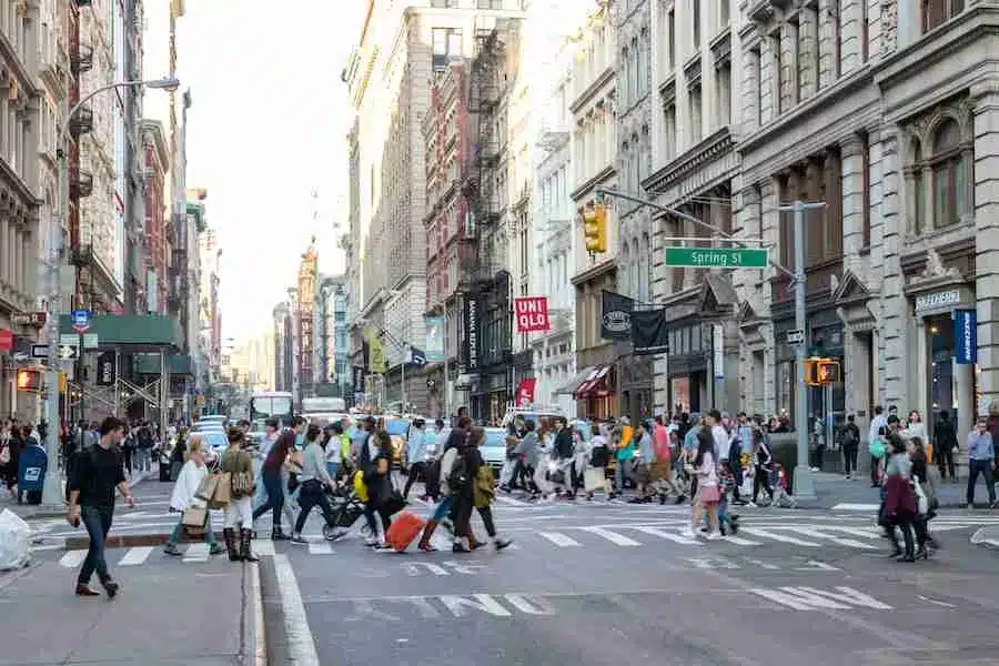 Broadway en SoHo con la intersección de Spring Street, Nueva York