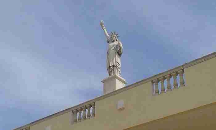 La estatua ubicada en Salento, Italia