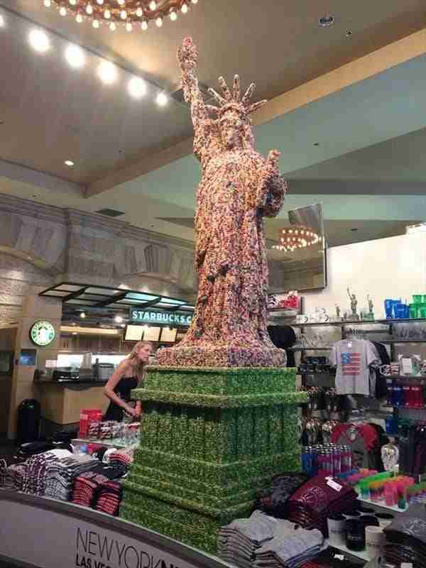 La Estatua de la Libertad hecha de caramelos en Las Vegas