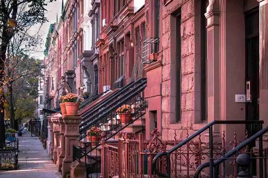 Las casas típicas de Harlem de Brownstones, Nueva York