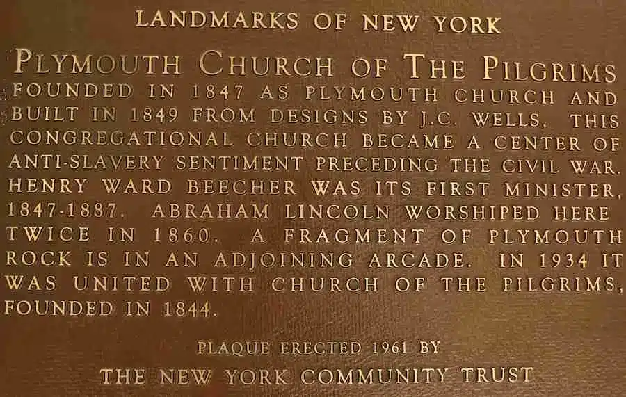 La placa en la Iglesia de Peregrinos de Plymouth en Brooklyn