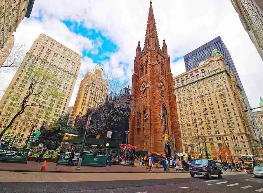 Trinity Church se encuentra en la zona de Wall Street en Lower Manhattan