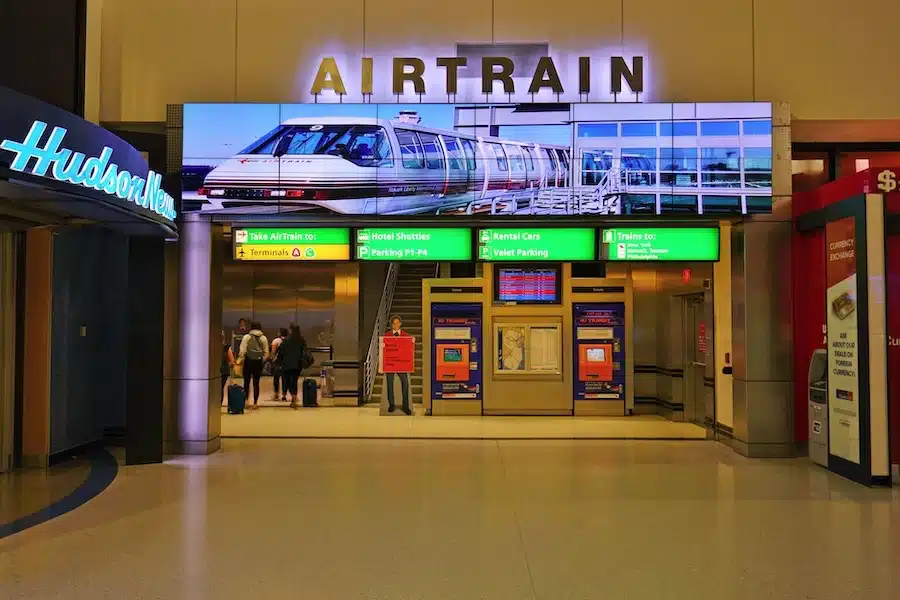 La entrada de la estación del AirTrain en el aeropuerto Newark Liberty