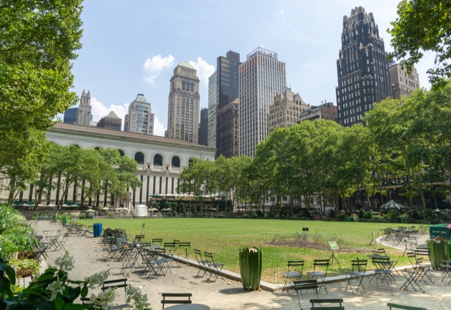 Bryant Park es un oasis rodeado por los rascacielos de Midtown Manhattan