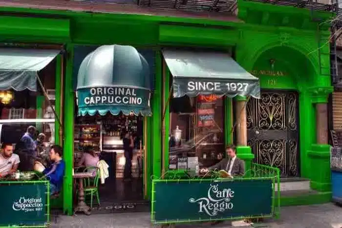 El famoso Caffè Reggio, que trajo el capuchino a Nueva York.