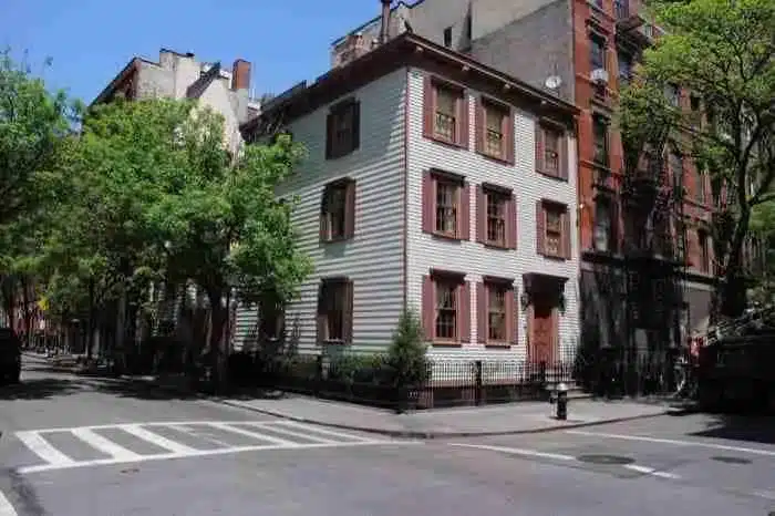 La casa de madera está ubicada en Bedford Street en West Village.