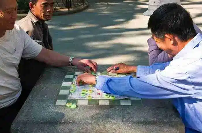 Gente jugando a dama en Columbus Park, Chinatown Manhattan