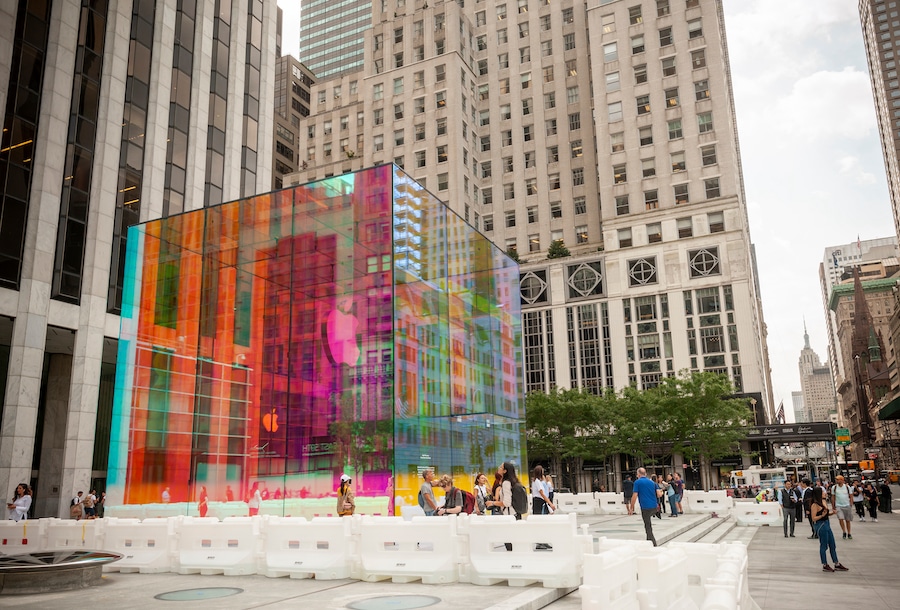 El cubo de cristal de la Apple Store en la 5ª Avenida y el Empire State Building al fondo