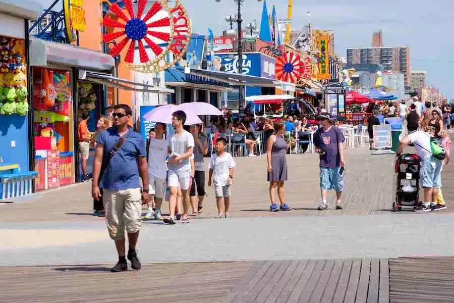 Caminar por el paseo marítimo de Coney Island es una de las mejores actividades.