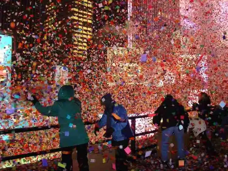 Los confetis se arrojan en Times Square