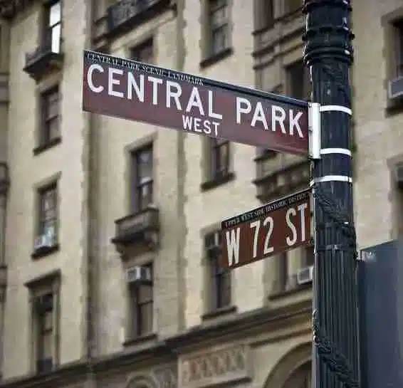 El edificio Dakota está ubicado en la intersección de 72nd Street y Central Park West