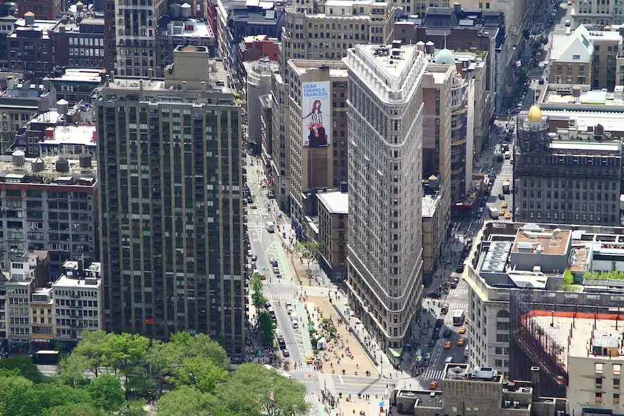 ¿Dónde se encuentra el  Flatiron Building? En 5th Avenue y Broadway en 23rd street