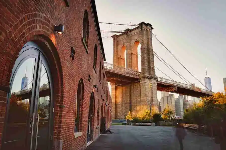 La vista cerca del parque del puente de Brooklyn