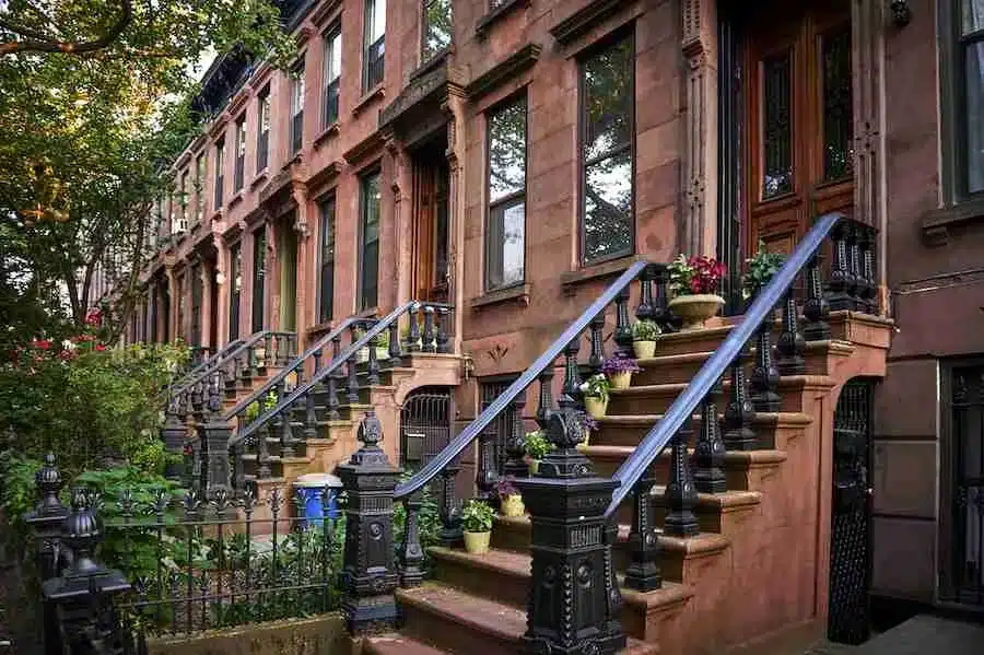 Edificios típicos de piedra rojiza en Brooklyn