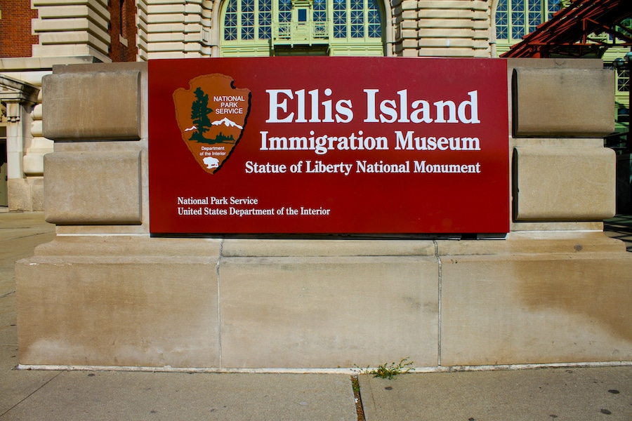 La entrada del museo de la inmigración en Ellis Island, Nueva York