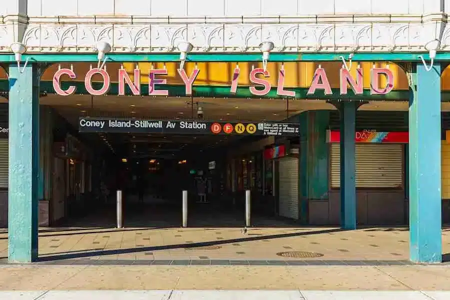 Le estación del metro de Coney Island, Nueva York