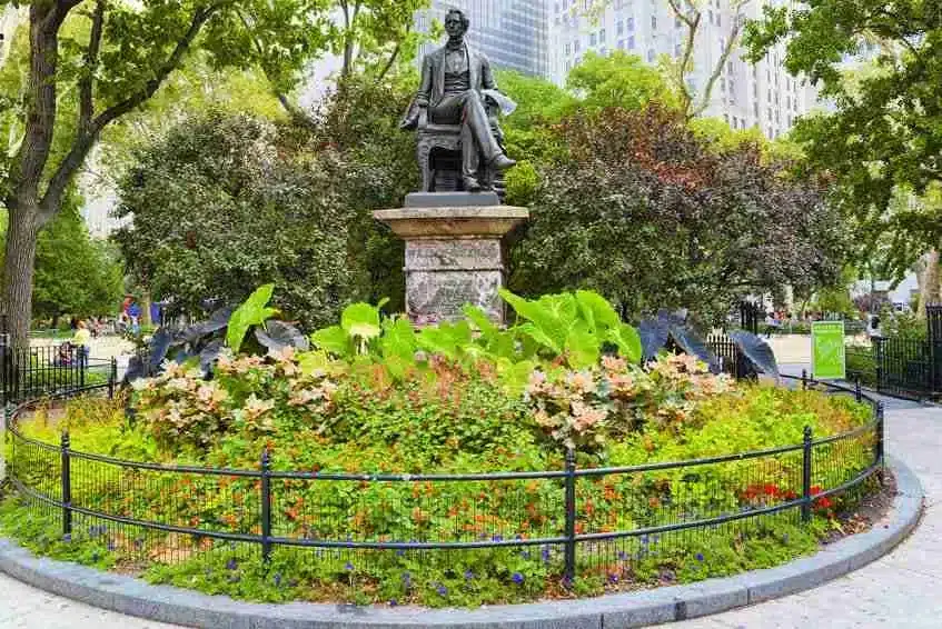 La estatua del político William Henry Seward en Madison Square Park