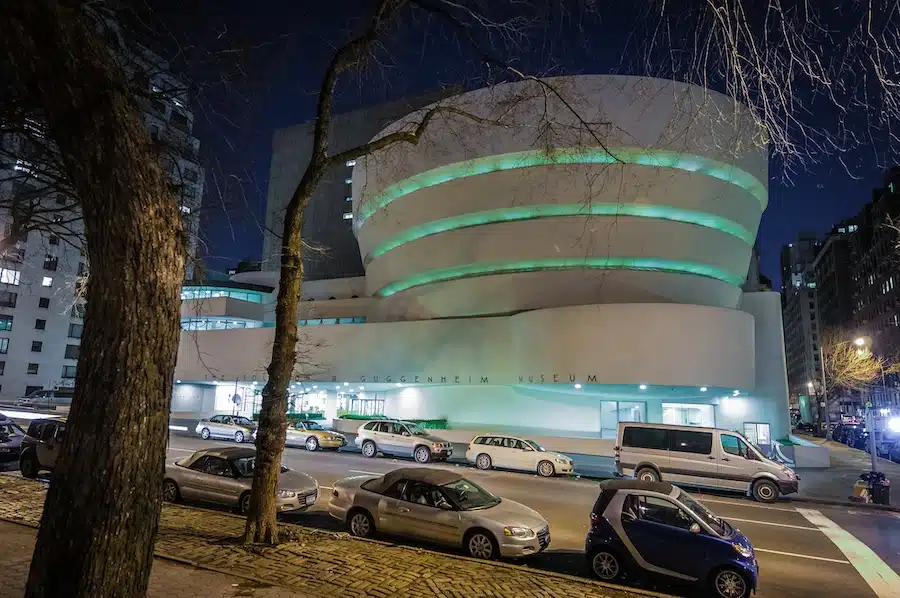 El museo Guggenheim se encuentra en la Quinta Avenida o Museum Mile en Nueva York