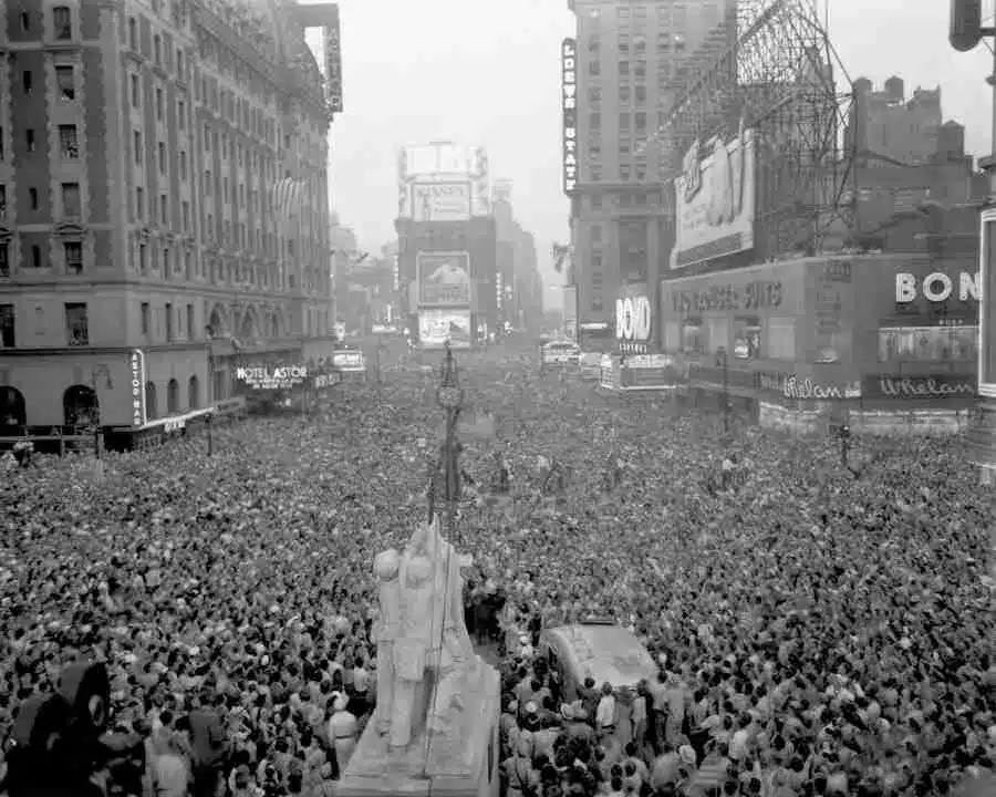 Una masa de personas reunidas en Times Square después de la rendición de Japón en 1945