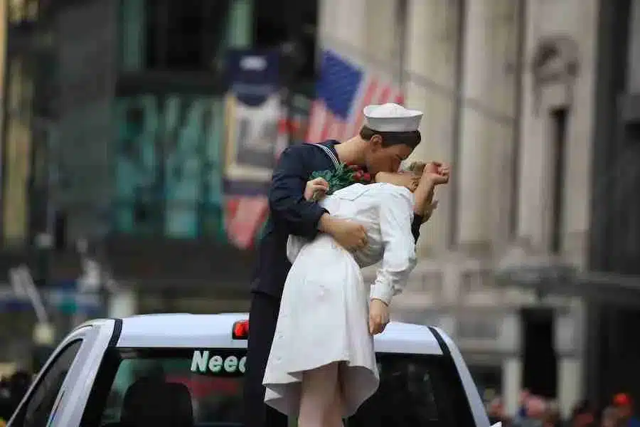 La estatua del beso histórico en Times Square