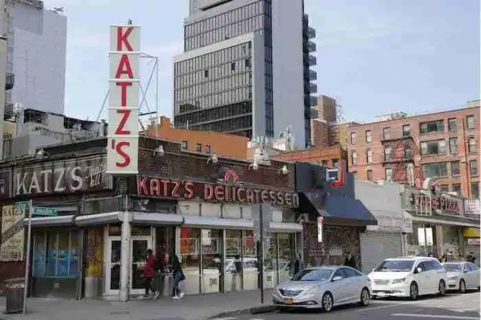 Katz's Delicatessen es famoso por el pastrami y la película "Cuando Harry conoció a Sally"