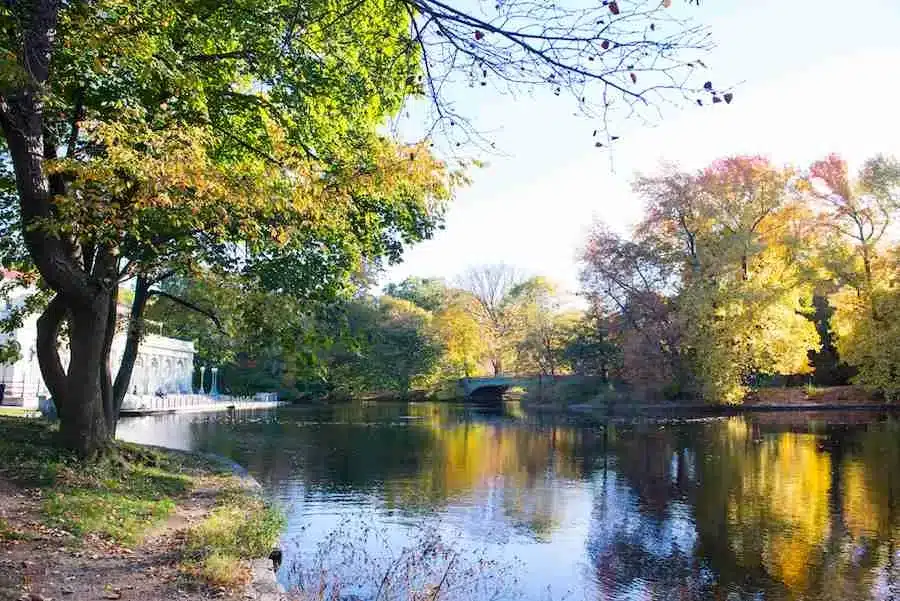 El hermoso lago en Prospect Park, Brooklyn