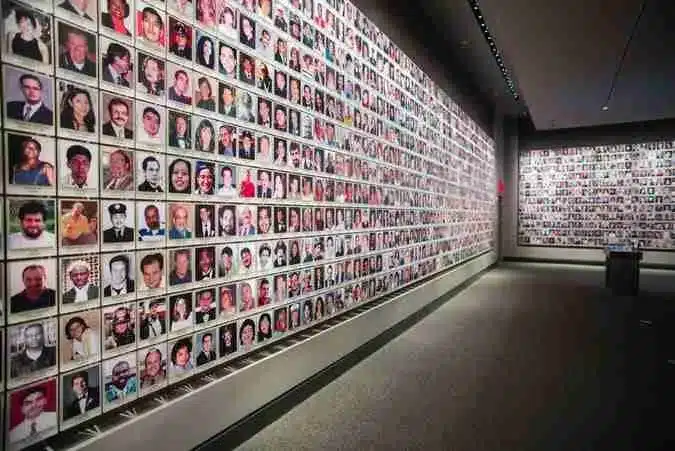 Fotos de todas las víctimas en la Exposición Memorial
