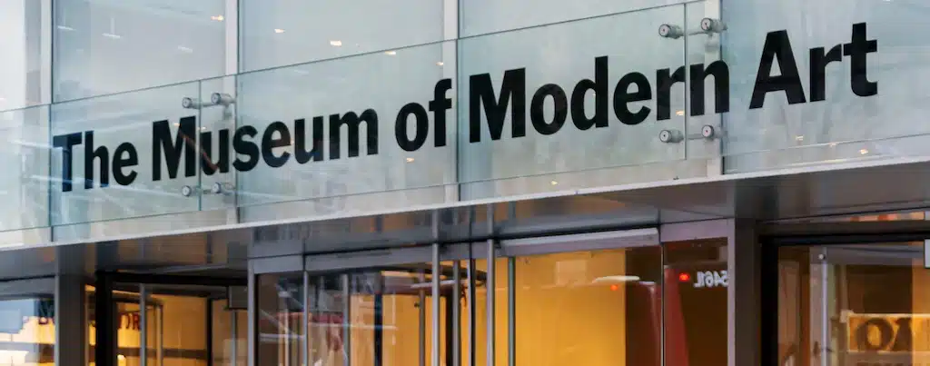 El ingreso del museo de arte moderno de Nueva York, conocido como MoMA