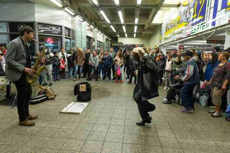 Una actuación musical en el metro de Nueva York.