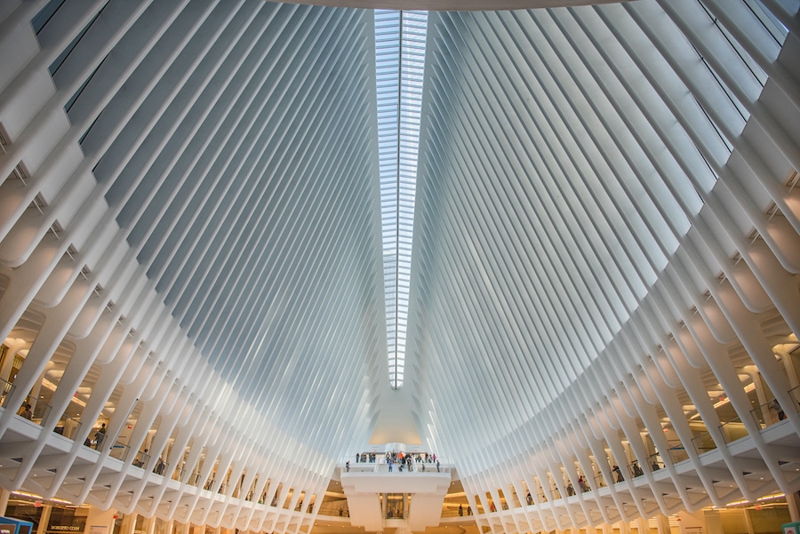 El hermoso interior de la estación Oculus de Calatrava
