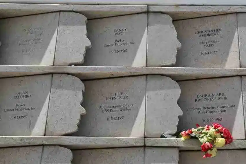 Un detalle de los perfiles del memorial