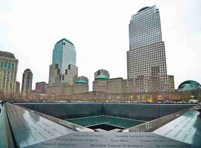 Piscina conmemorativa del 11 de septiembre, grabada en el borde con los nombres de las víctimas