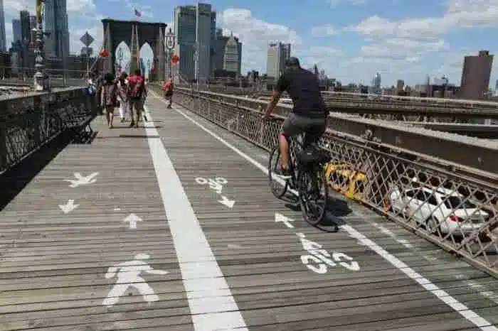 Carril bici en el puente de Brooklyn