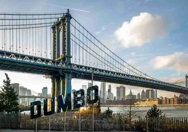 El cartel de Dumbo cerca del puente de Manhattan