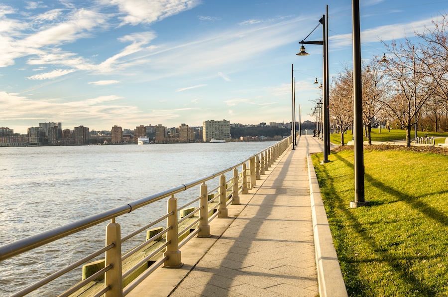 El hermoso paseo marítimo con vista al río Hudson en el Upper West Side