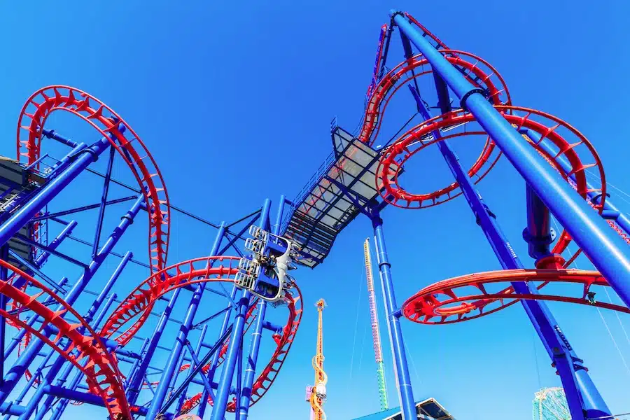 La montaña rusa Rollercoaster en Coney Island Luna Park