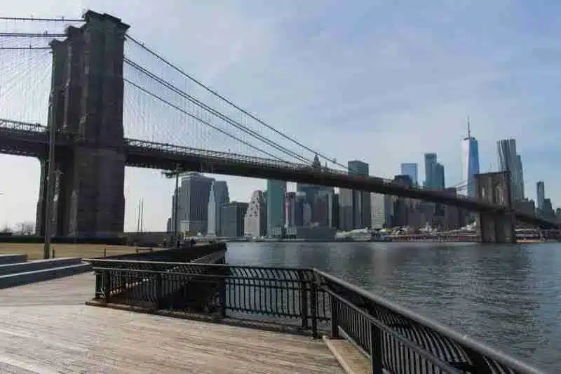 El horizonte de Manhattan desde el parque del puente de Brooklyn