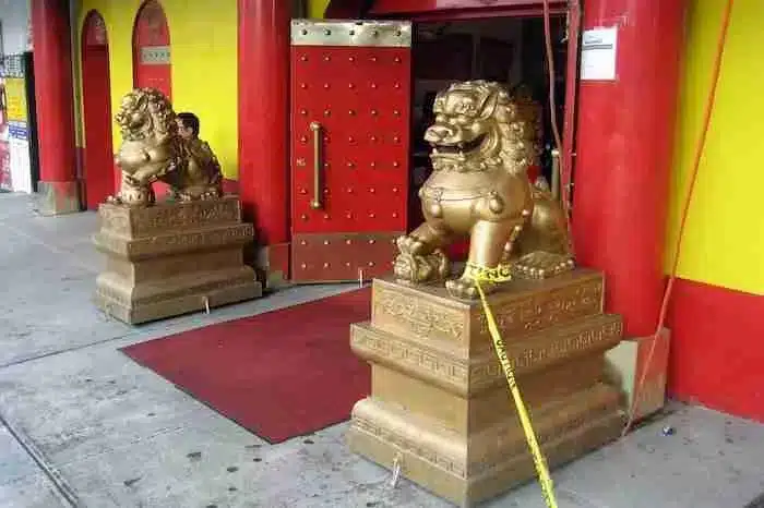 Leones afuera de la puerta del Templo Budista Mahayana en Chinatown Nueva York