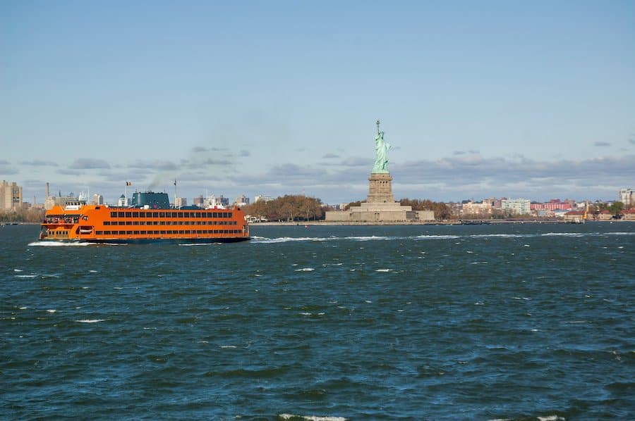 El ferry de Staten Island pasa junto a la Estatua de la Libertad
