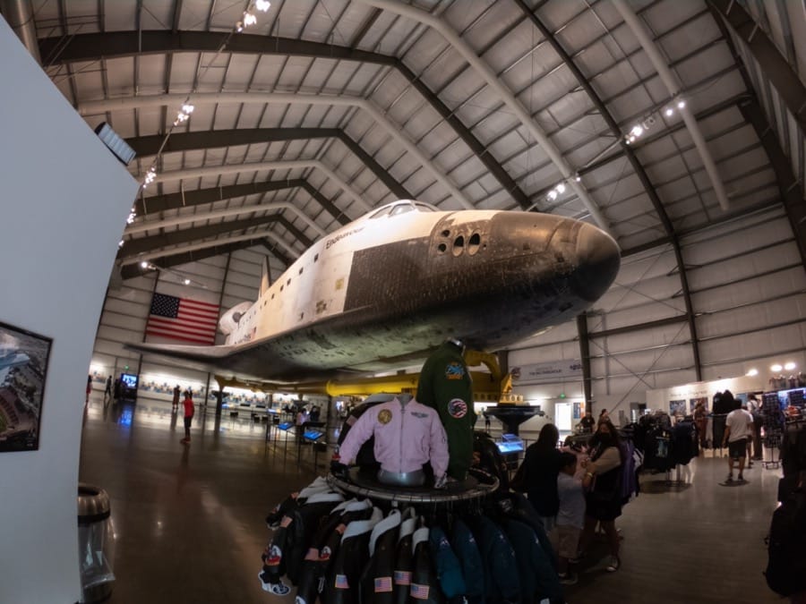El transbordador espacial dentro del museo USS Intrepid