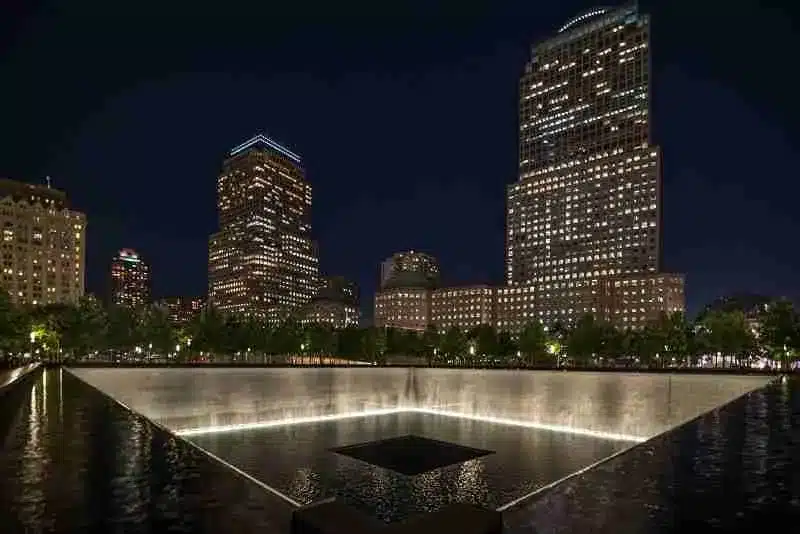 Vista nocturna de uno de los tanques del 9/11 Memorial.