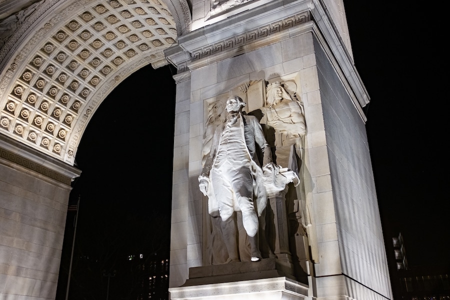 Arco de Washington Square, con la estatua de George Washington