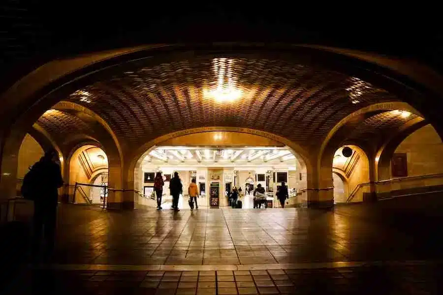 La galería susurrante (Whispering Gallery) en Grand Central Terminal, Nueva York