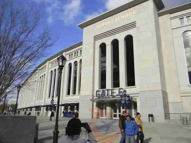 Fuera del Yankee Stadium, Bronx